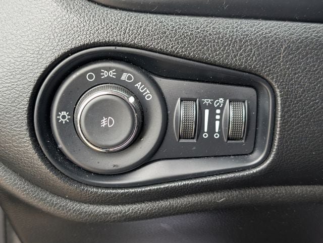 Used 2022 Jeep Renegade Latitude w/ Convenience Group AWD/4WD image 21