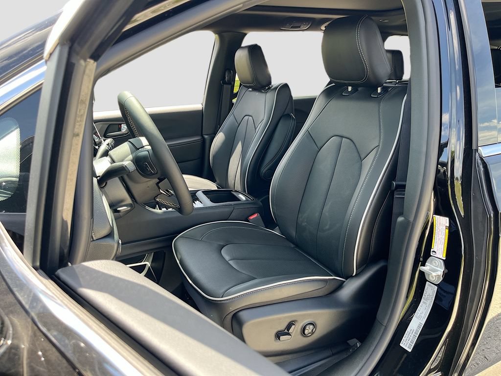 New 2027 Chrysler Pacifica Limited FWD image 22