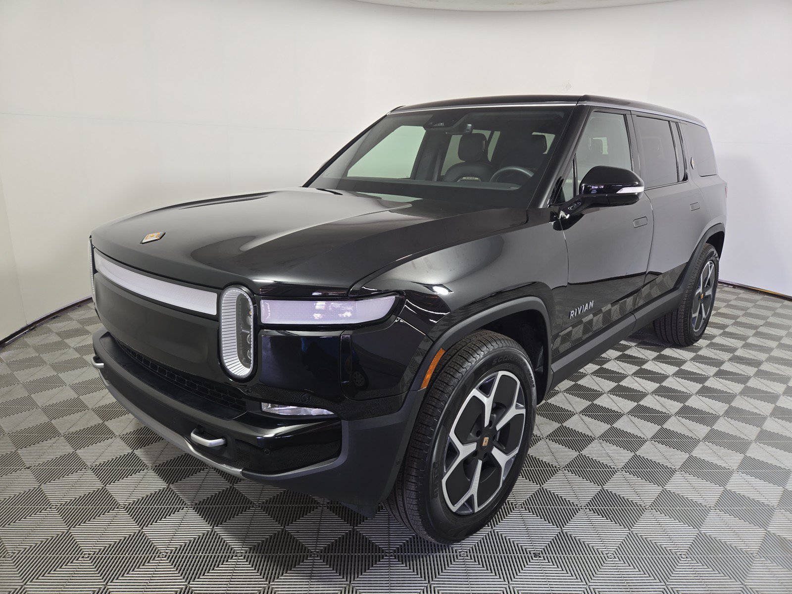 Used 2024 Rivian R1S Adventure AWD/4WD image 1