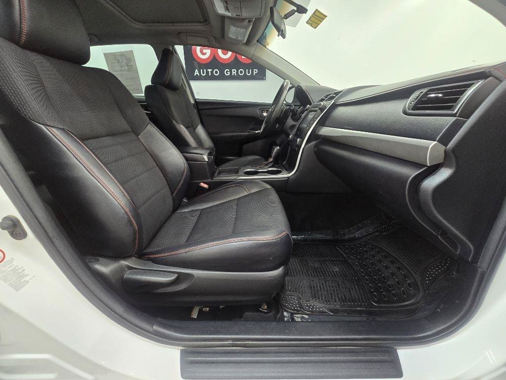 Used 2017 Toyota Camry SE w/ Moonroof Package FWD image 20