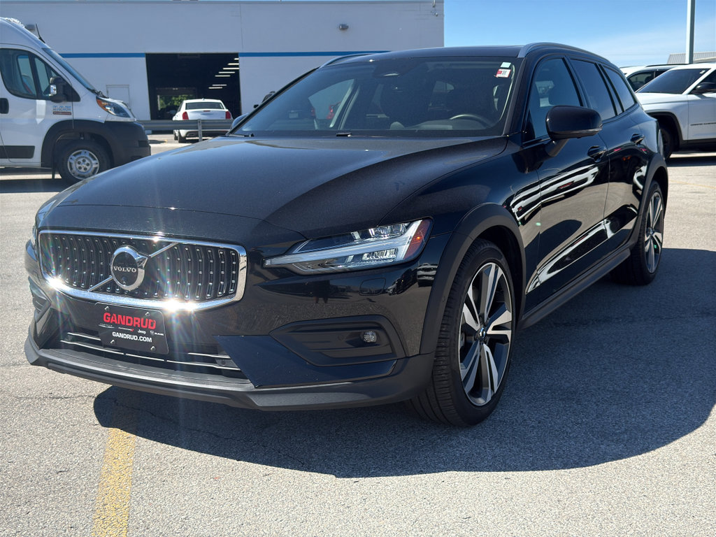 Used 2025 Volvo V60 B5 Cross Country Plus AWD/4WD image 2