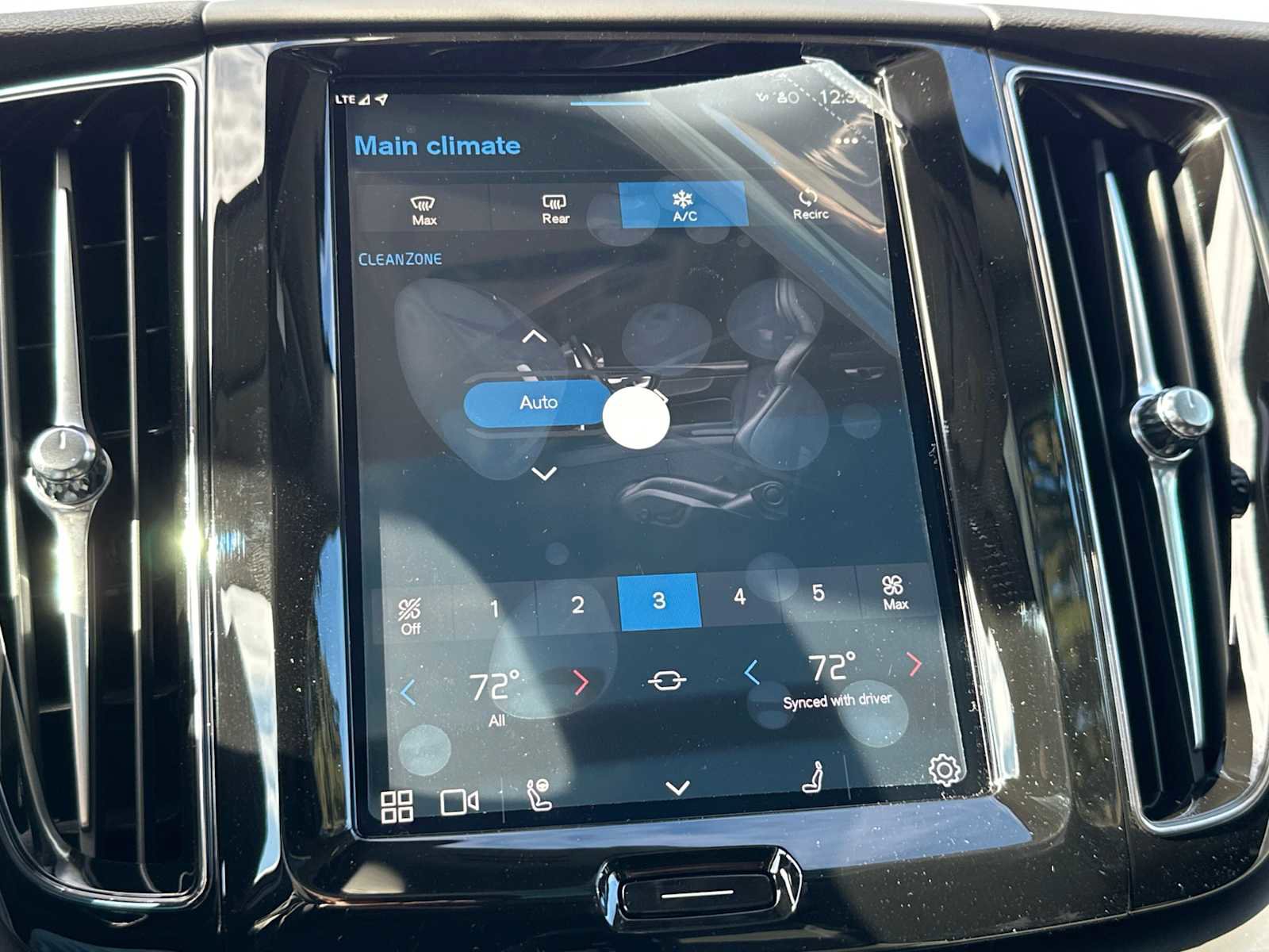 Used 2025 Volvo XC60 B5 Core w/ Protection Package Premier image 28