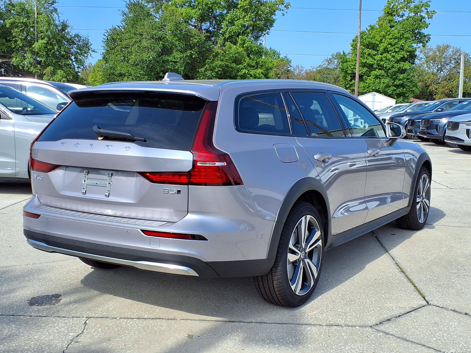 New 2026 Volvo V60 B5 Cross Country Plus w/ Protection Package Premier AWD/4WD image 7