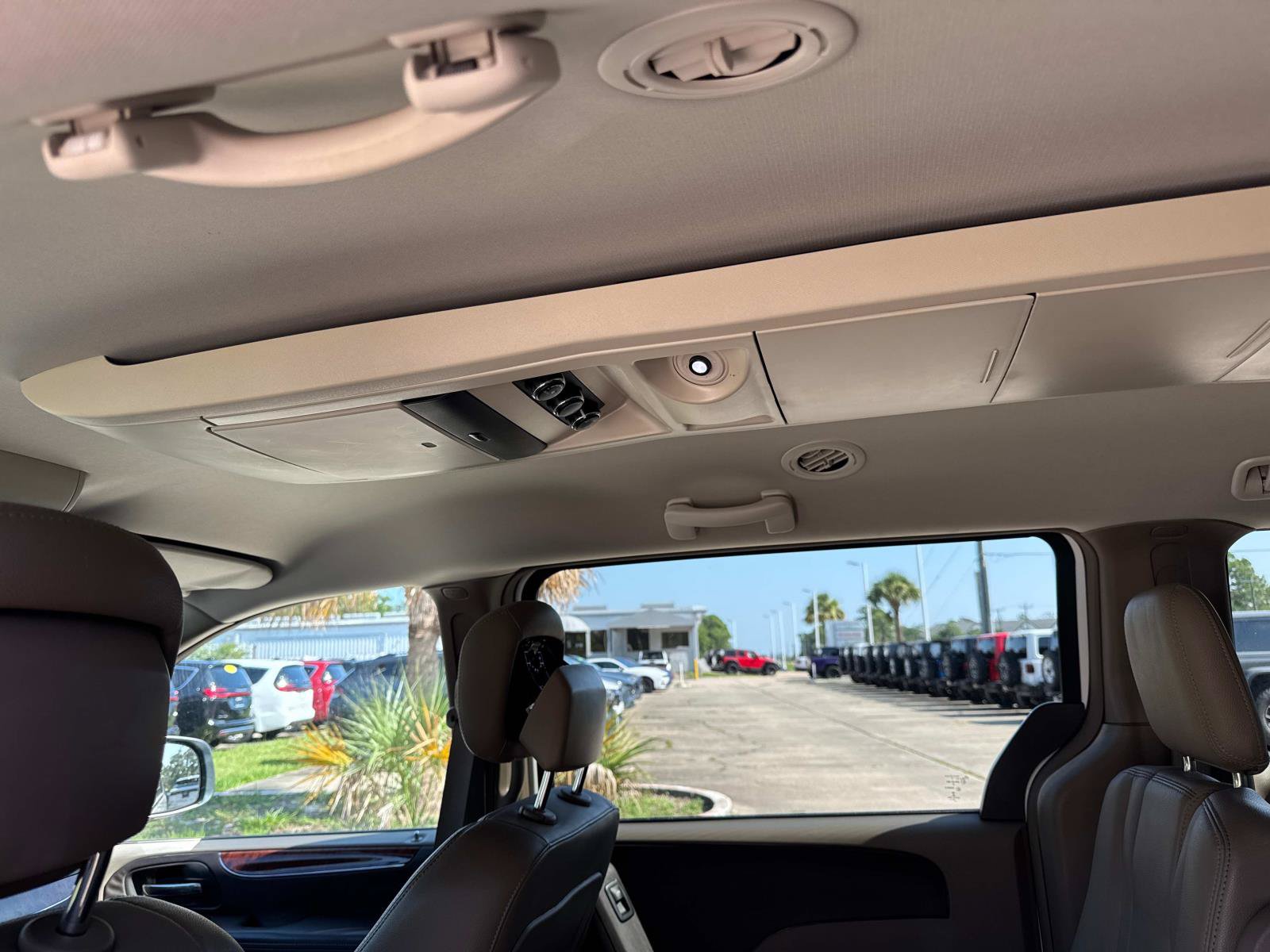 Used 2013 Chrysler Town & Country Touring FWD image 15