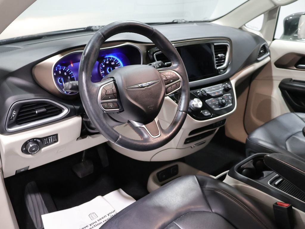 Used 2018 Chrysler Pacifica Touring-L Plus FWD image 16