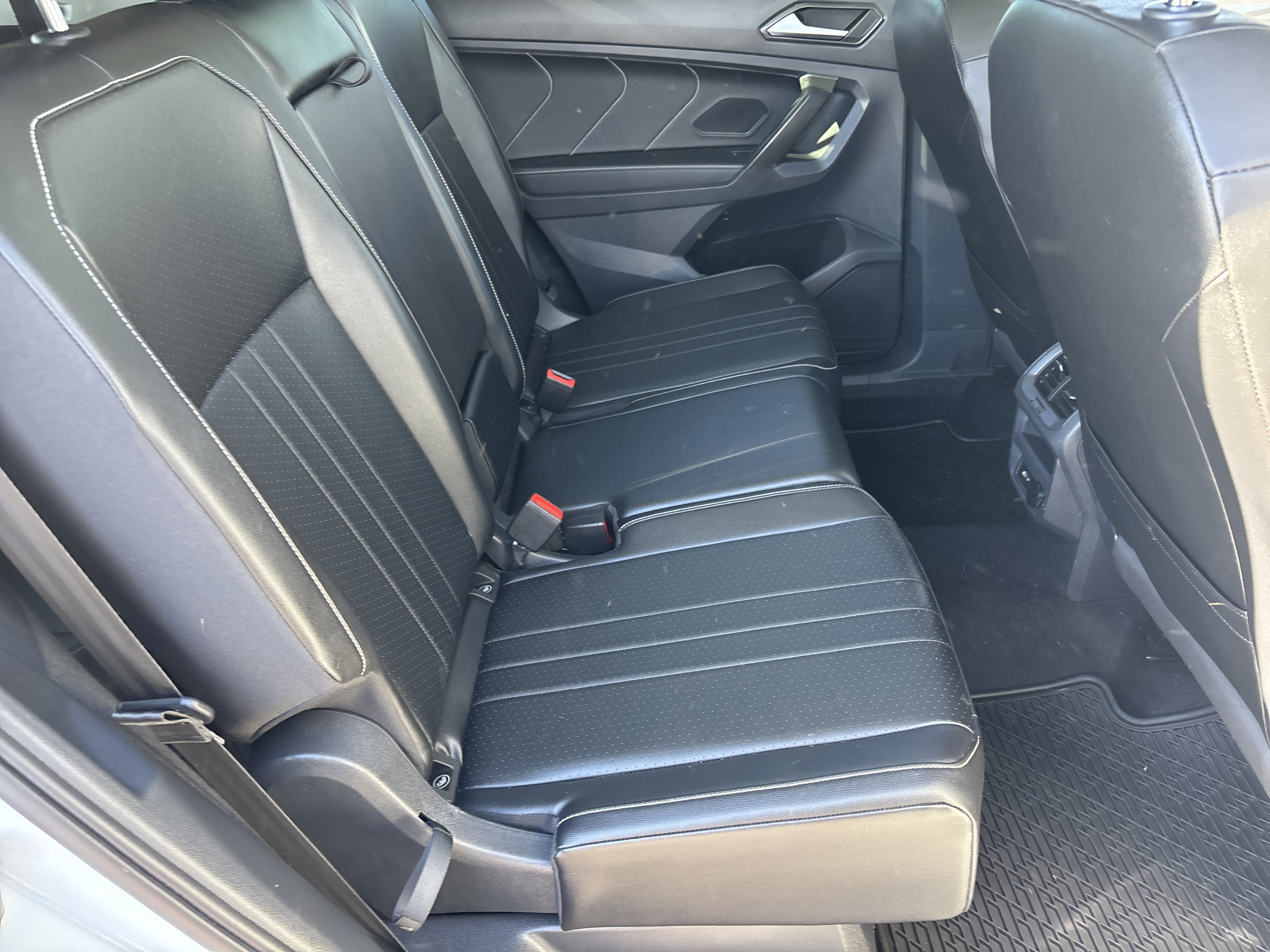 Used 2022 Volkswagen Tiguan SE w/ Panoramic Sunroof Package image 12