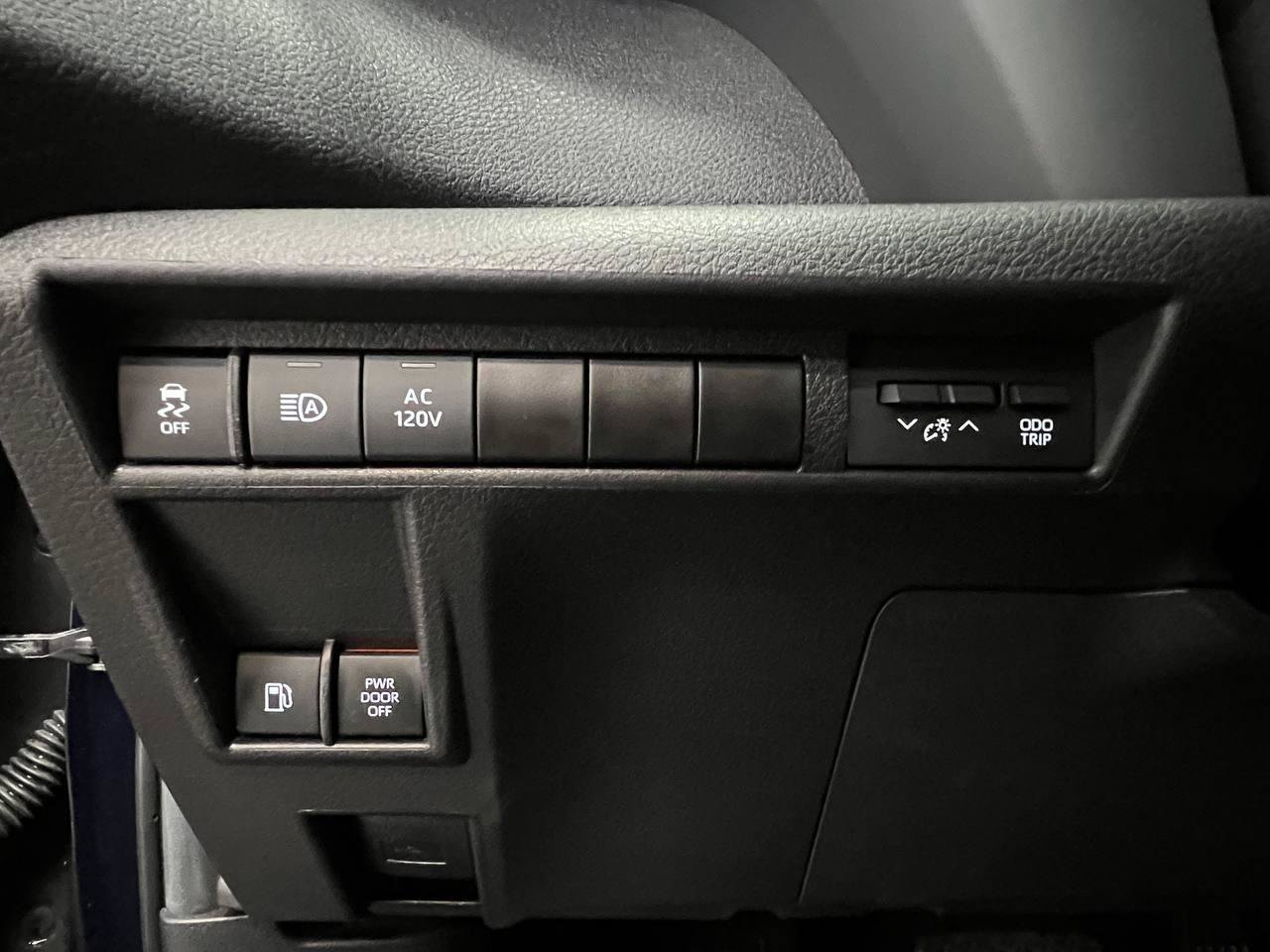 Used 2025 Toyota Sienna XSE w/ XSE Premium Package FWD image 28