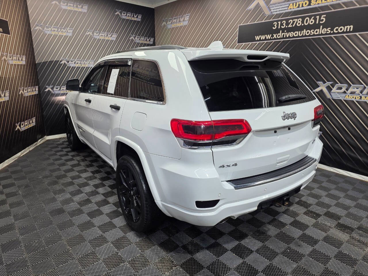 Used 2015 Jeep Grand Cherokee Overland w/ Advanced Technology Group image 9