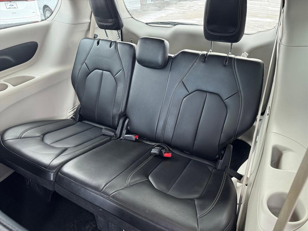 Used 2023 Chrysler Pacifica Touring-L image 11