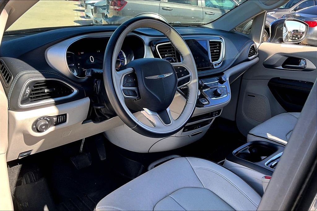 Used 2018 Chrysler Pacifica Limited image 16