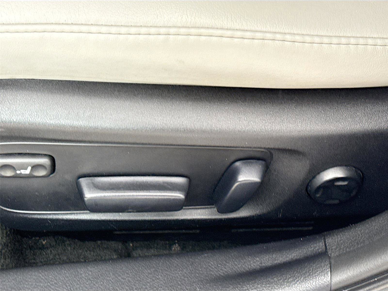 Used 2013 Toyota Avalon Limited w/ Technology Pkg FWD image 23