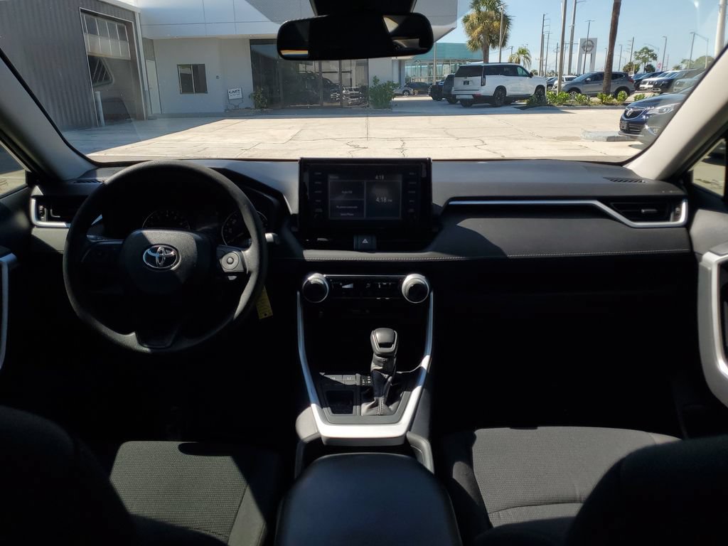 Used 2019 Toyota RAV4 LE FWD image 18
