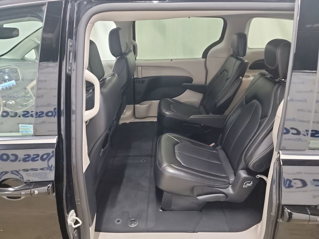 Used 2024 Chrysler Pacifica Touring-L image 11