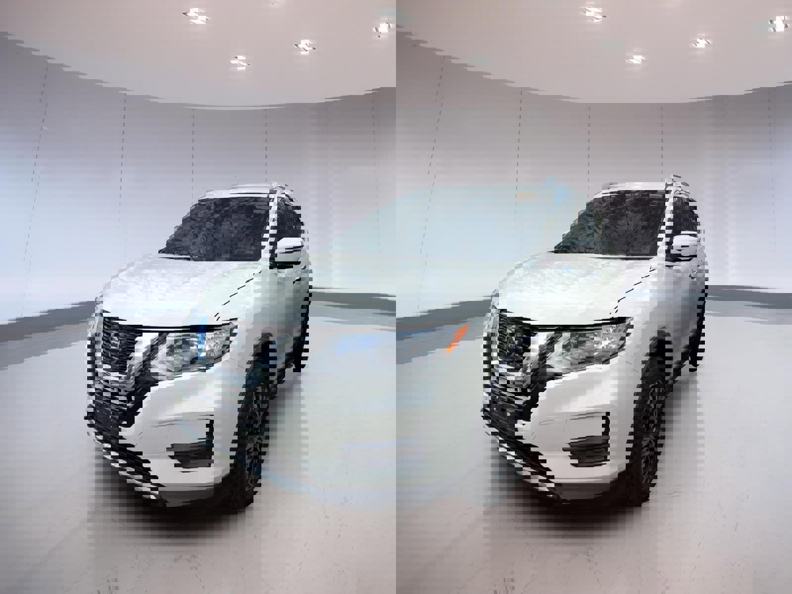 Used 2019 Nissan Rogue SV w/ Premium Package image 2