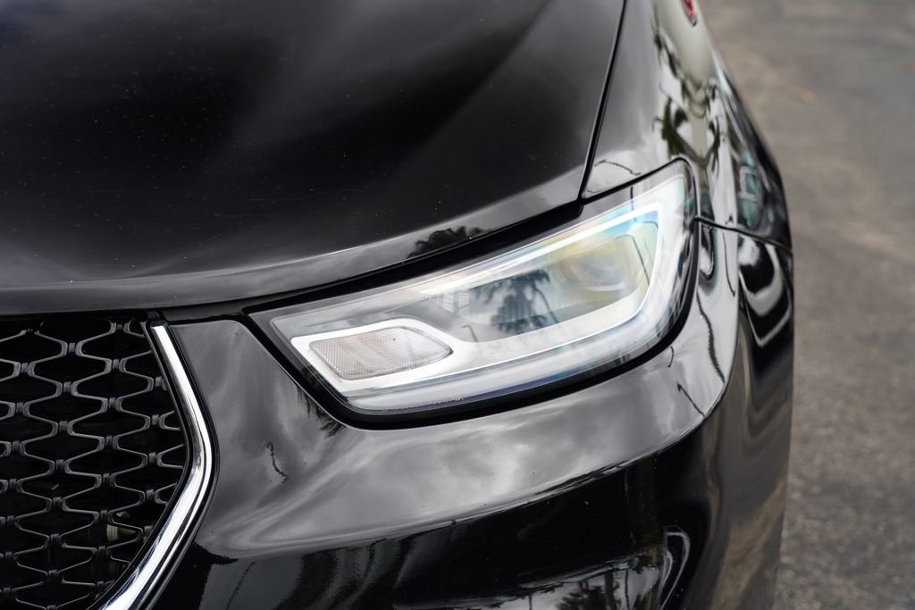 Used 2024 Chrysler Pacifica Touring-L image 4