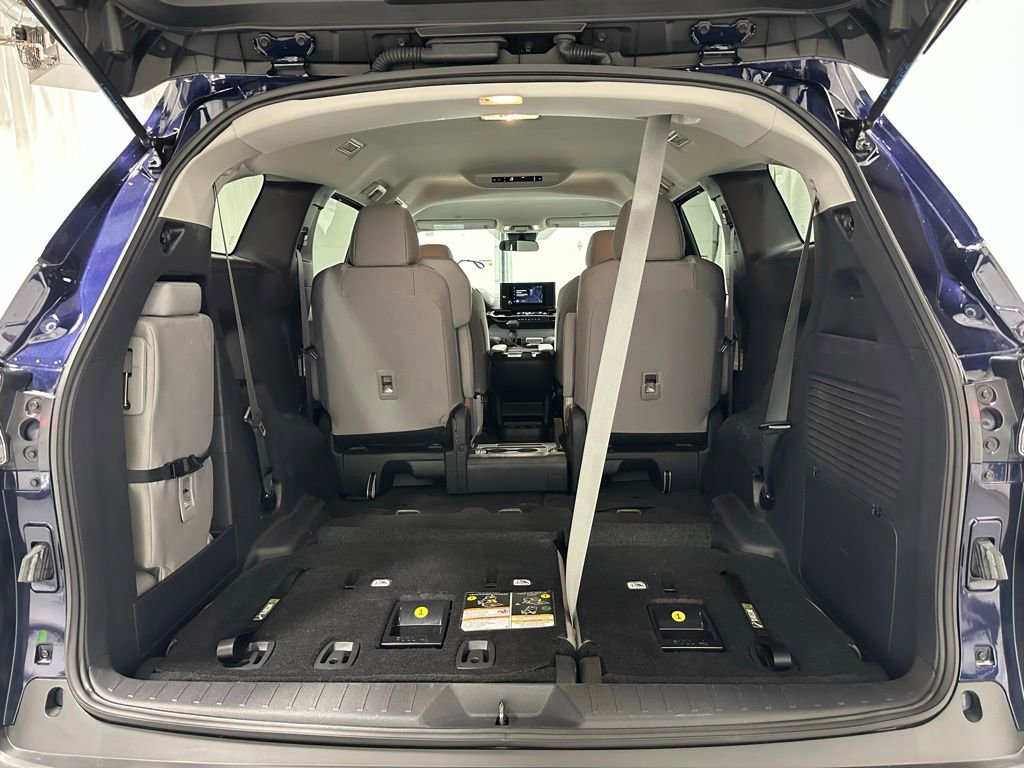 Used 2025 Toyota Sienna LE FWD image 53