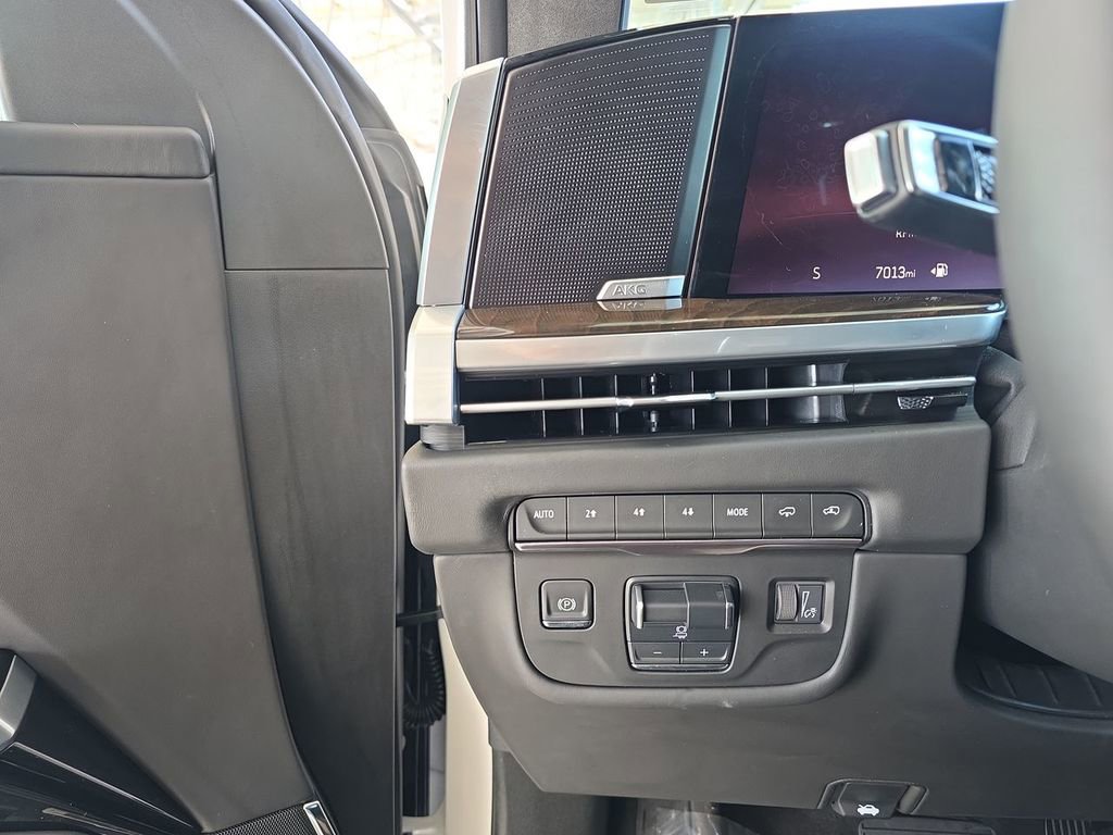 Used 2025 Cadillac Escalade Sport Platinum w/ LPO, ONYX Package AWD/4WD image 18