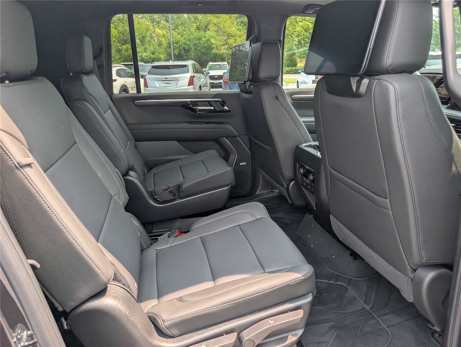 New 2026 Chevrolet Suburban Z71 w/ Z71 Off-Road Package AWD/4WD image 8