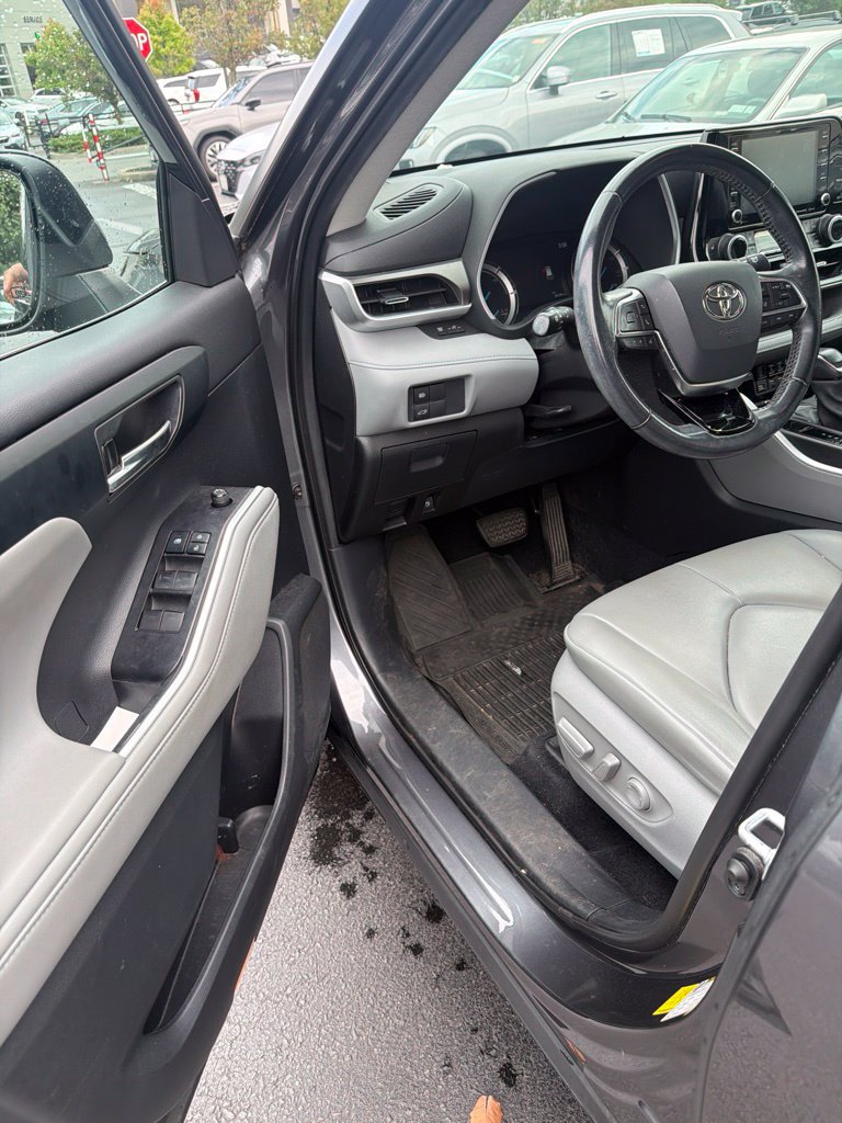Used 2021 Toyota Highlander XLE AWD/4WD image 11
