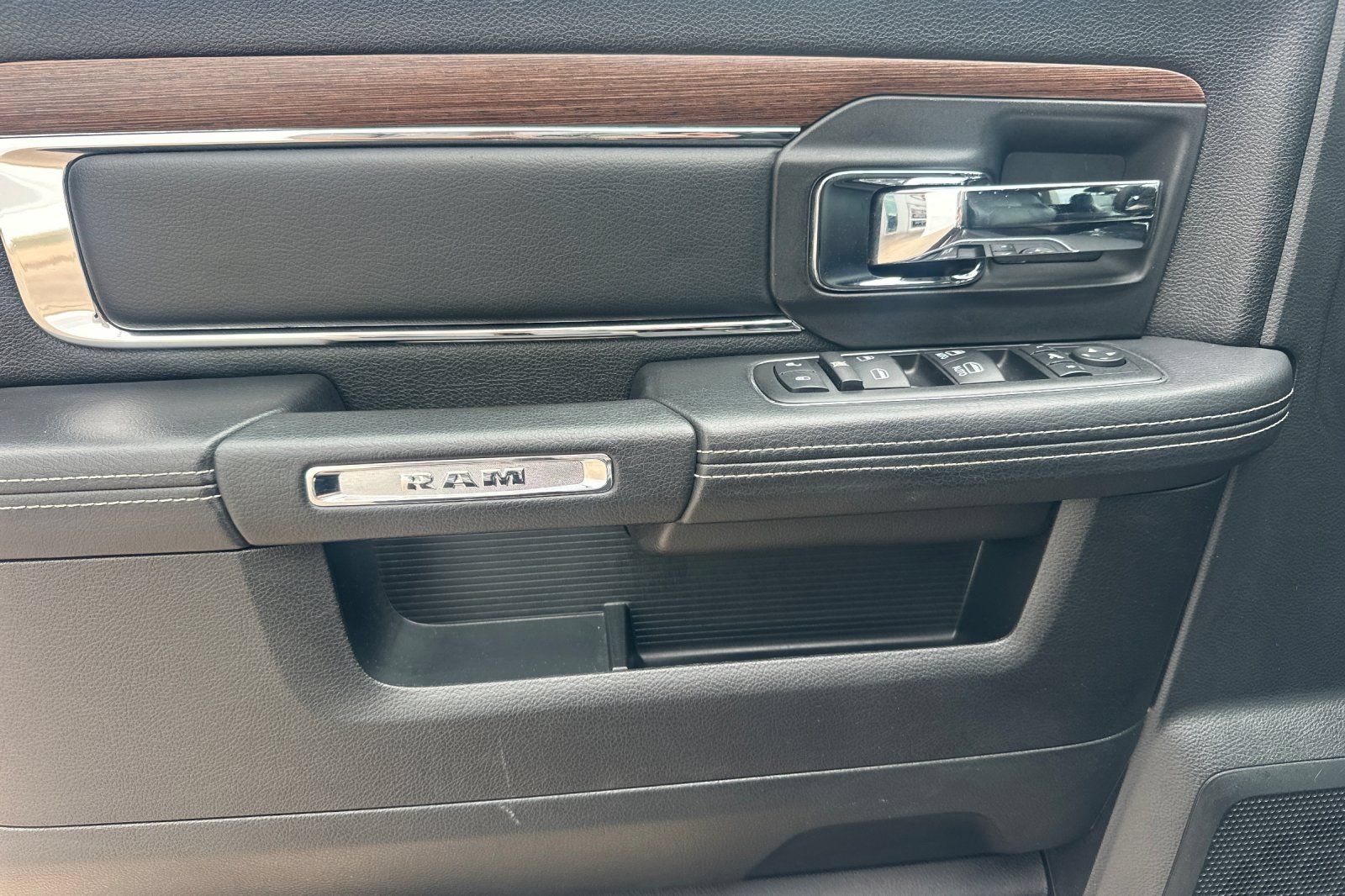 Used 2014 RAM 1500 Laramie w/ Convenience Group AWD/4WD image 12