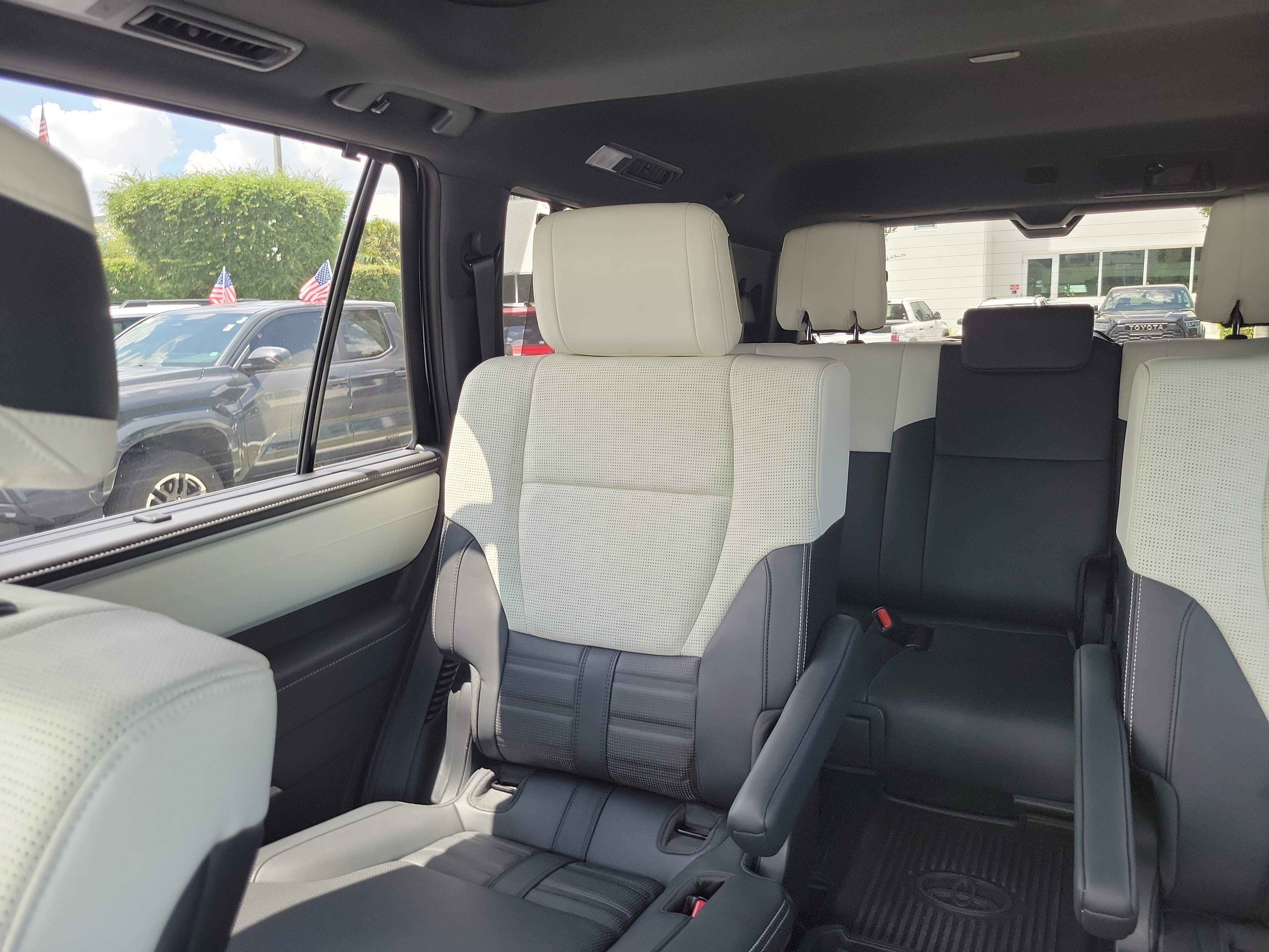 Used 2025 Toyota Sequoia Capstone AWD/4WD image 20