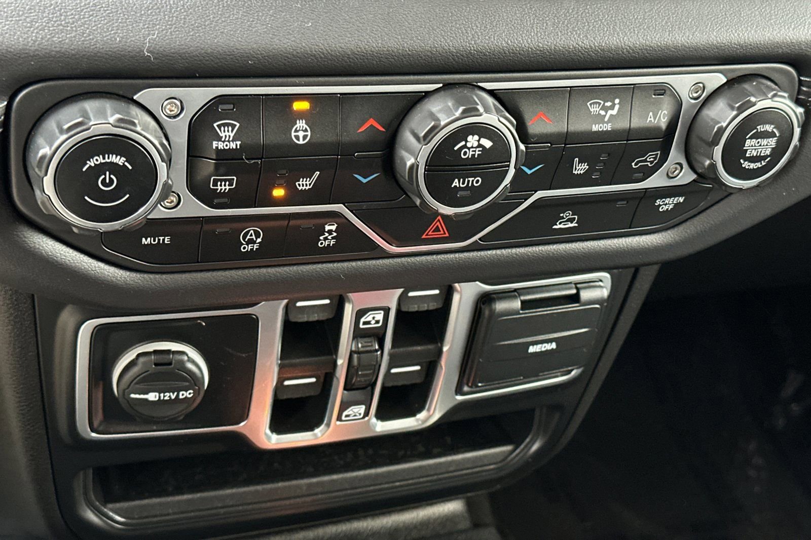 Used 2025 Jeep Wrangler Sahara image 20