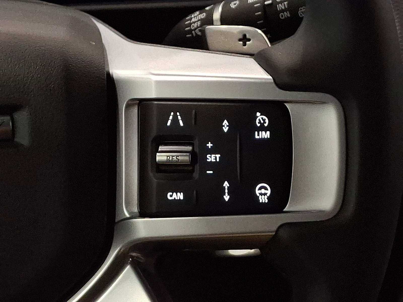 Certified 2025 Land Rover Discovery Dynamic SE AWD/4WD image 21