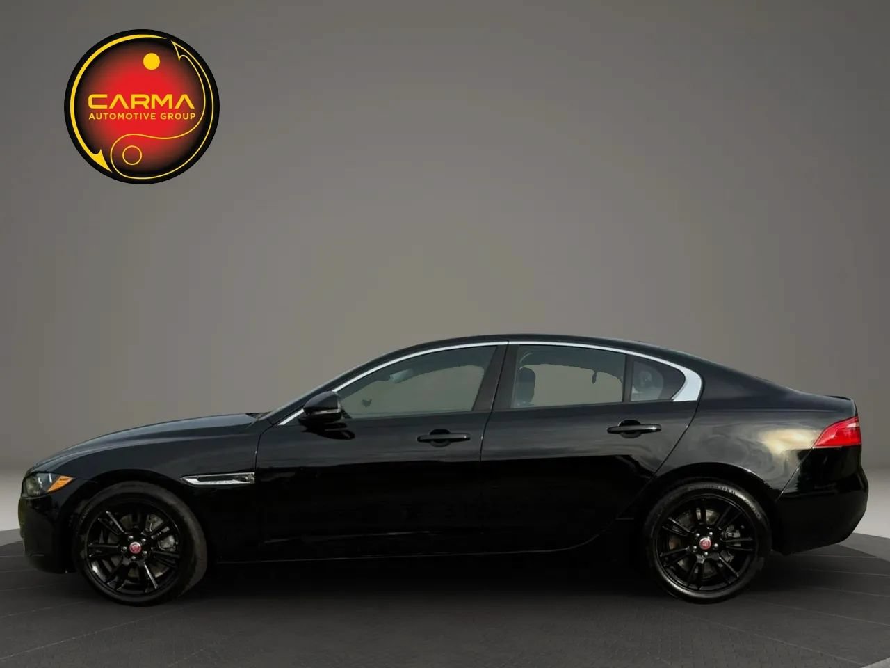 Used 2018 Jaguar XE Premium RWD image 2