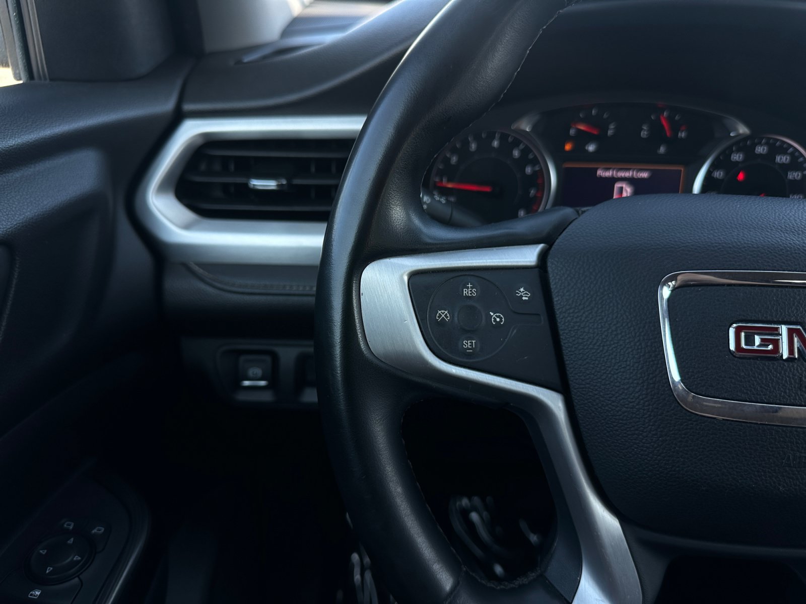 Used 2023 GMC Acadia SLT FWD image 27