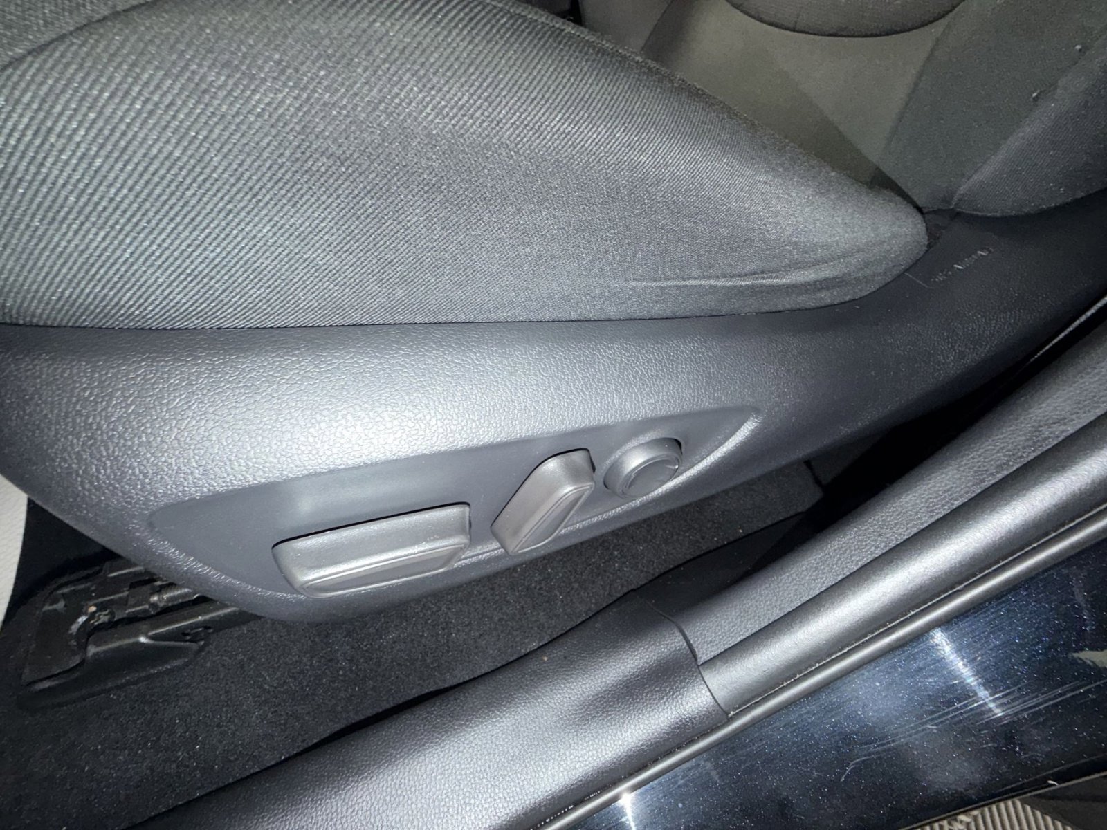 Used 2021 Toyota RAV4 XLE w/ Convenience Package image 14