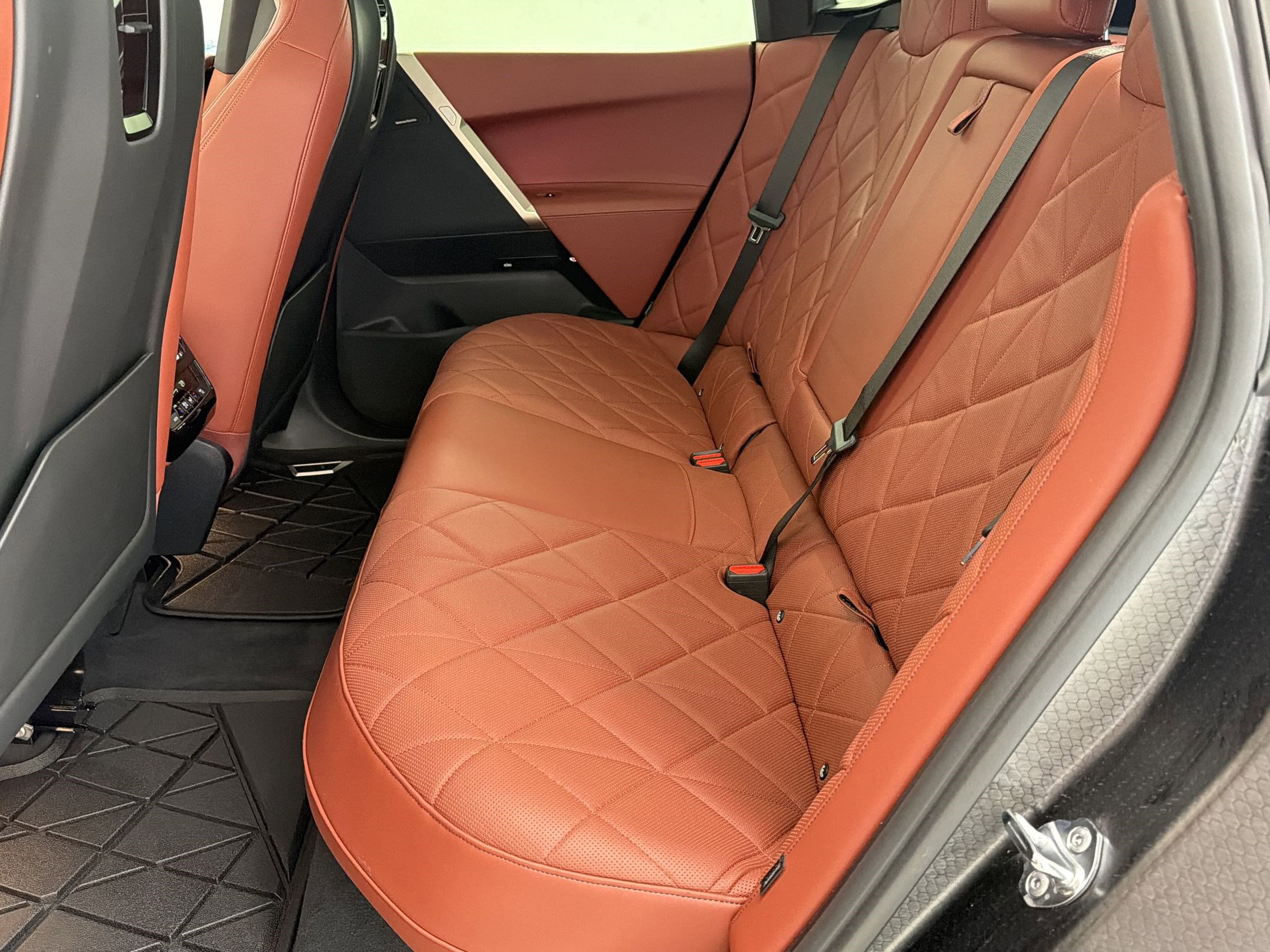 Used 2025 BMW iX xDrive50 w/ Premium Package image 15