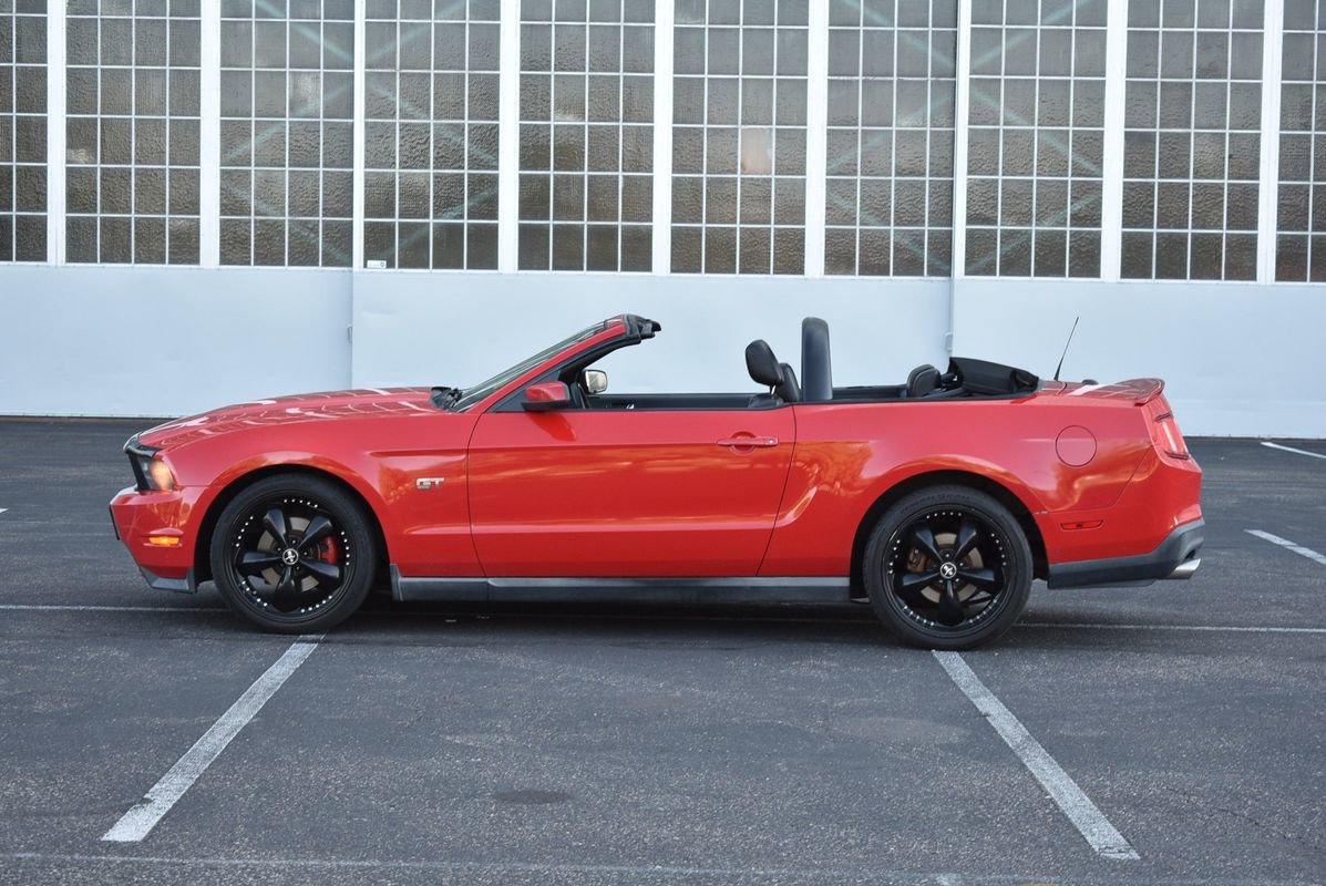 Used 2010 Ford Mustang GT image 2