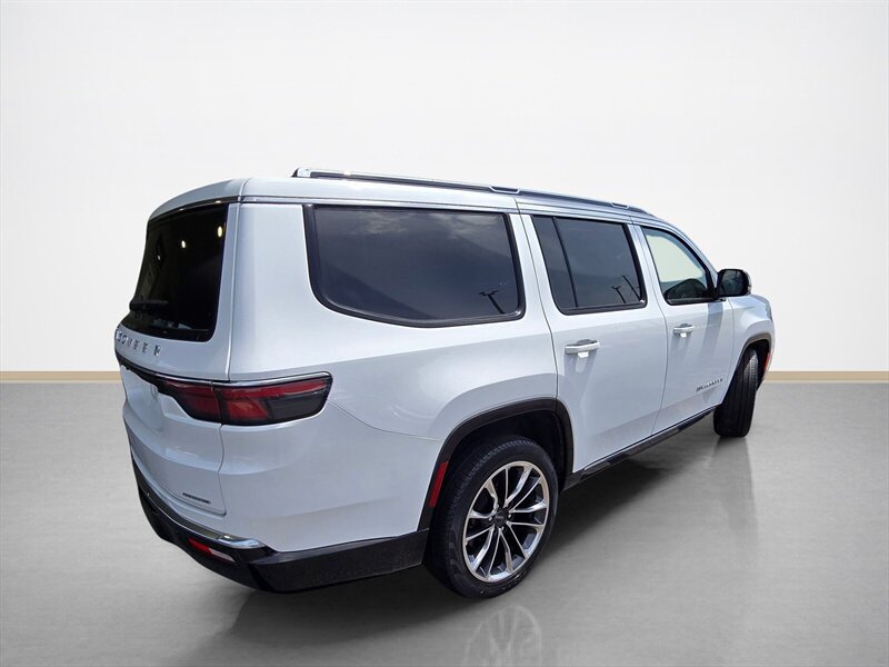 Used 2023 Jeep Wagoneer Series III w/ Premium Group I AWD/4WD image 4