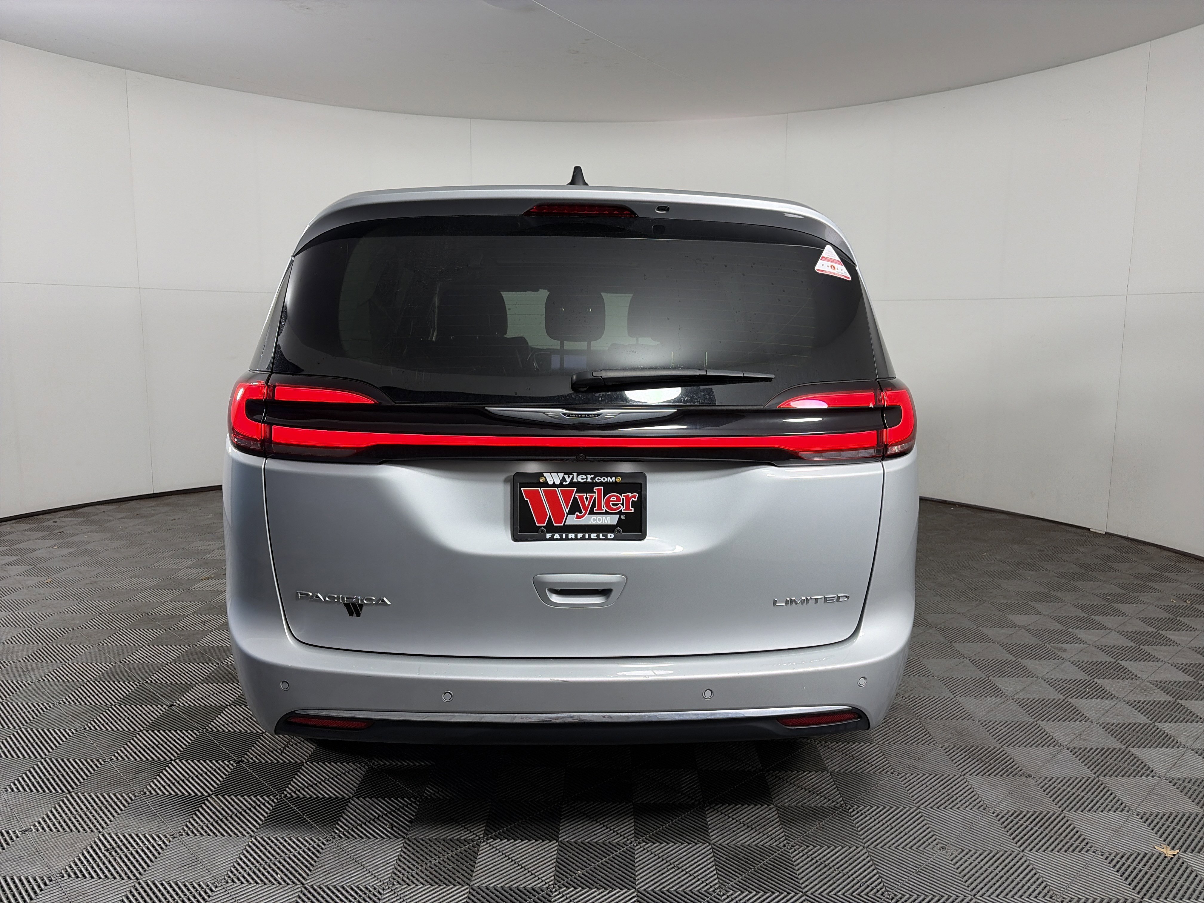 Used 2024 Chrysler Pacifica Limited image 17