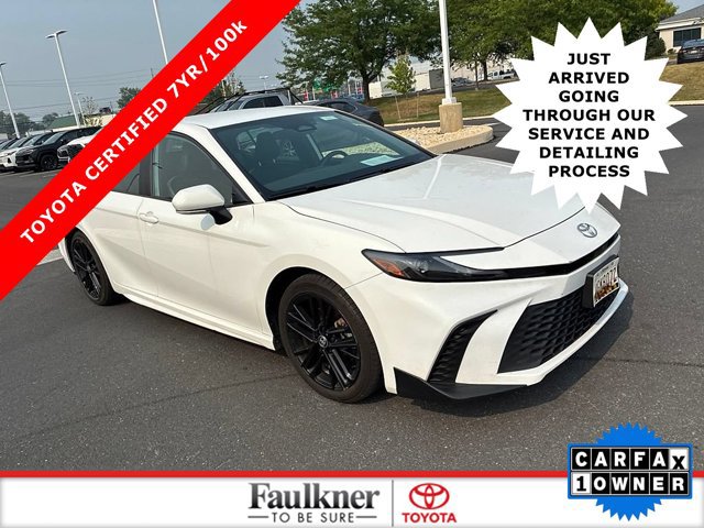 Used 2025 Toyota Camry SE FWD image 1