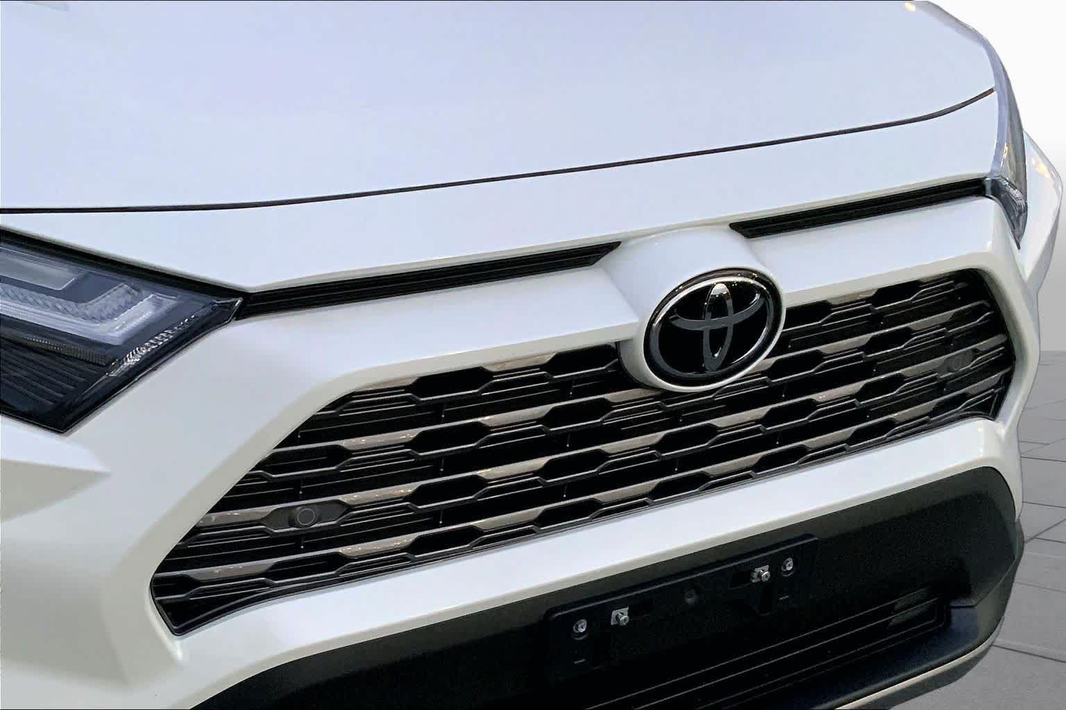 Used 2022 Toyota RAV4 Limited w/ Limited Grade Weather Package AWD/4WD image 29