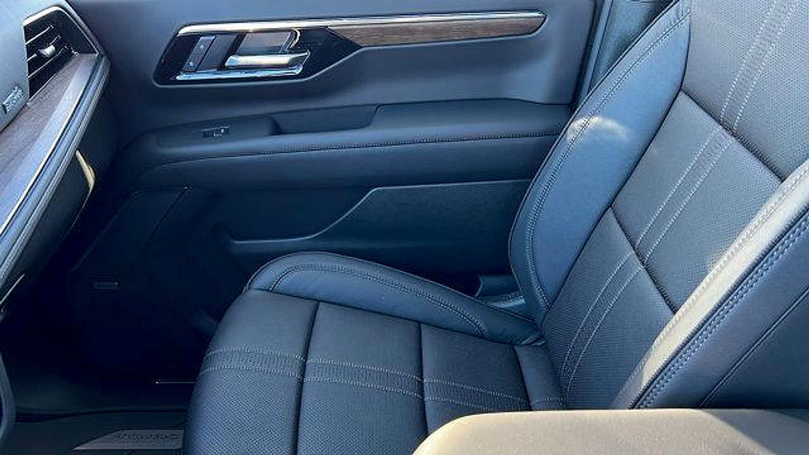 New 2026 Chevrolet Suburban High Country image 26