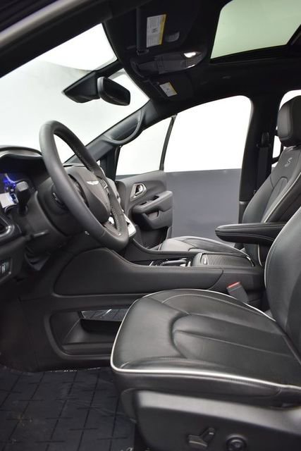 Used 2024 Chrysler Pacifica Limited w/ S Appearance Package image 8