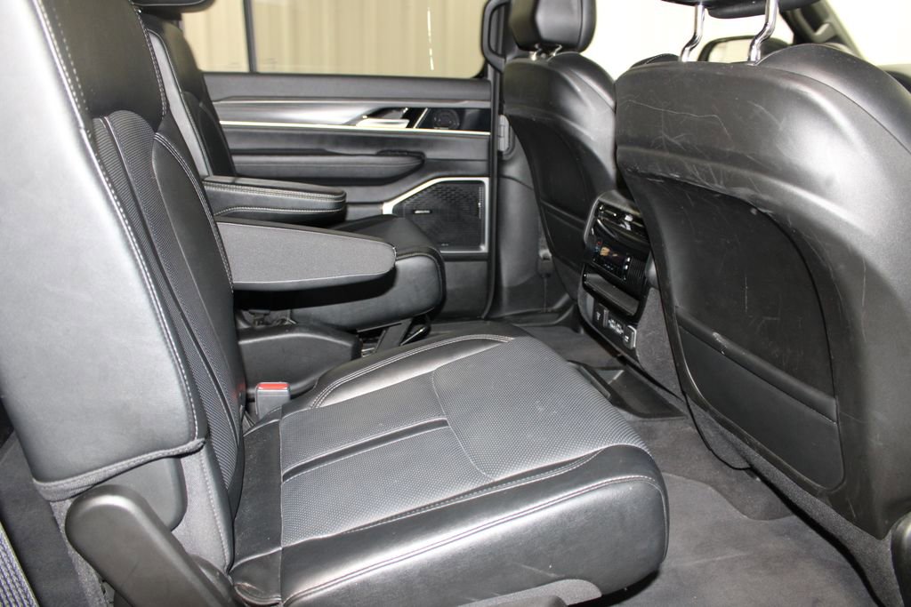 Used 2024 Jeep Wagoneer Series III AWD/4WD image 31