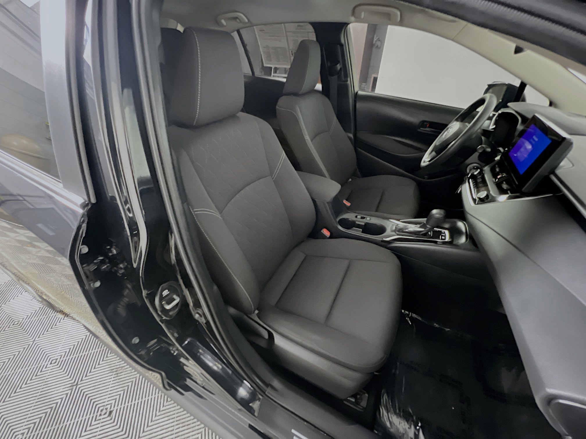 Used 2025 Toyota Corolla LE FWD image 29