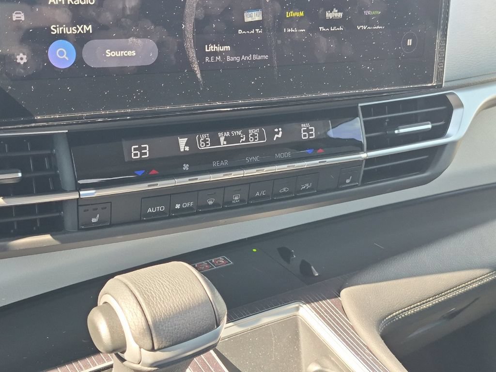 Certified 2025 Toyota Sienna XLE FWD image 22