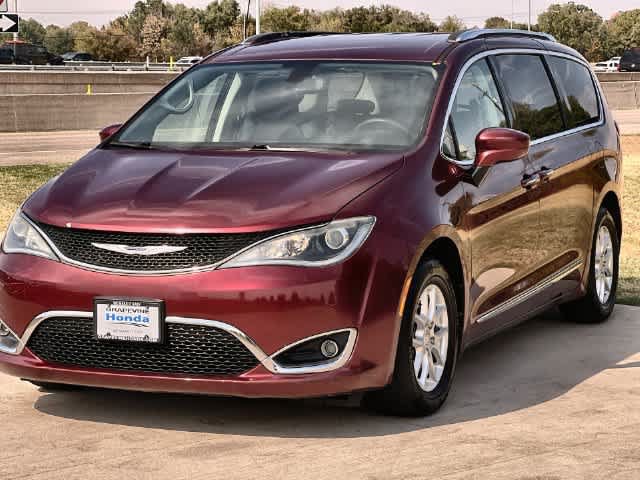 Used 2020 Chrysler Pacifica Touring-L FWD image 2