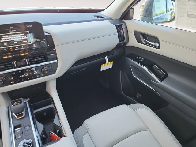 New 2025 Nissan Pathfinder SL image 13