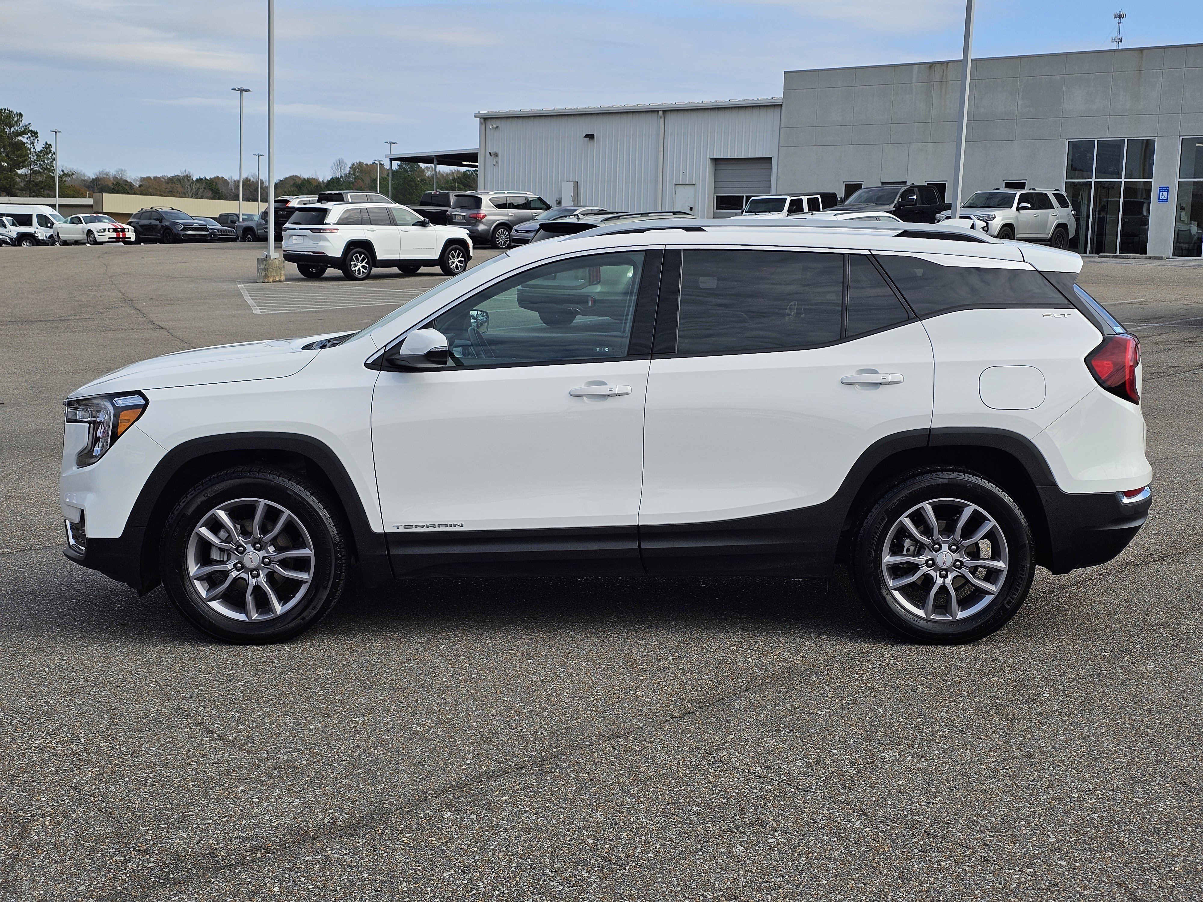 Used 2024 GMC Terrain SLT image 13