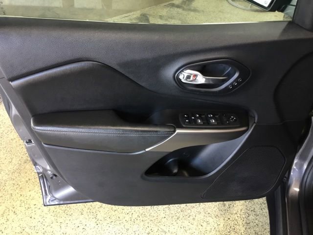 Used 2019 Jeep Cherokee Limited image 39