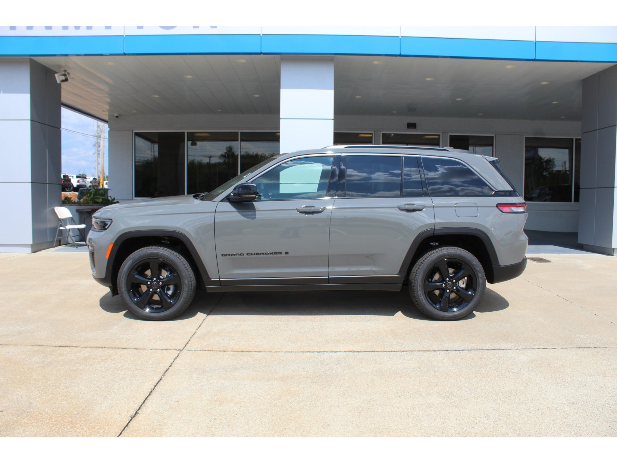 New 2027 Jeep Grand Cherokee Limited AWD/4WD image 2