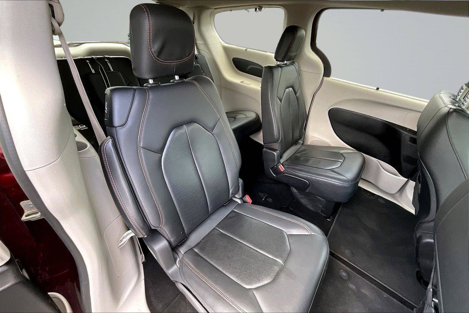Used 2019 Chrysler Pacifica Touring-L w/ Tire & Wheel Group FWD image 25