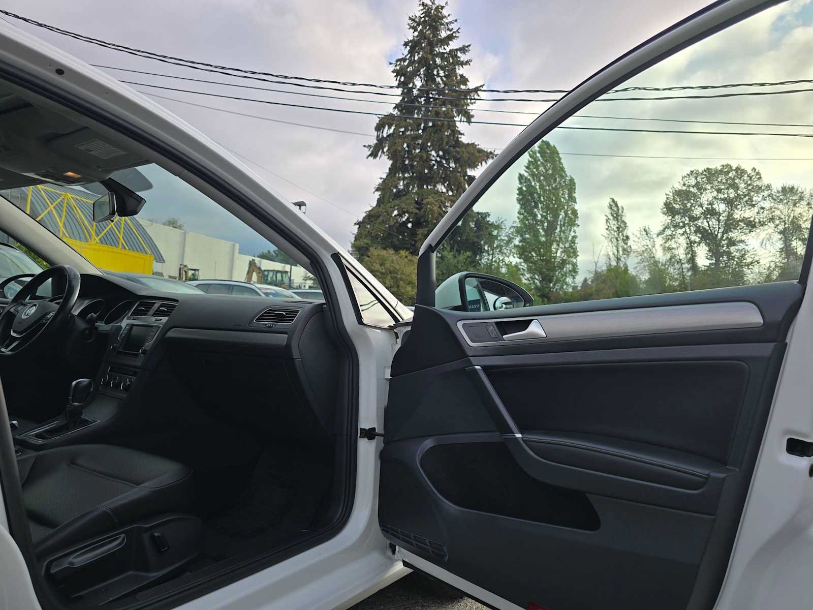 Used 2017 Volkswagen Golf Wolfsburg Edition FWD image 11