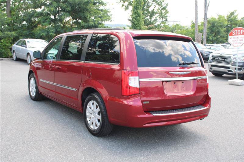 Used 2013 Chrysler Town & Country Touring FWD image 5