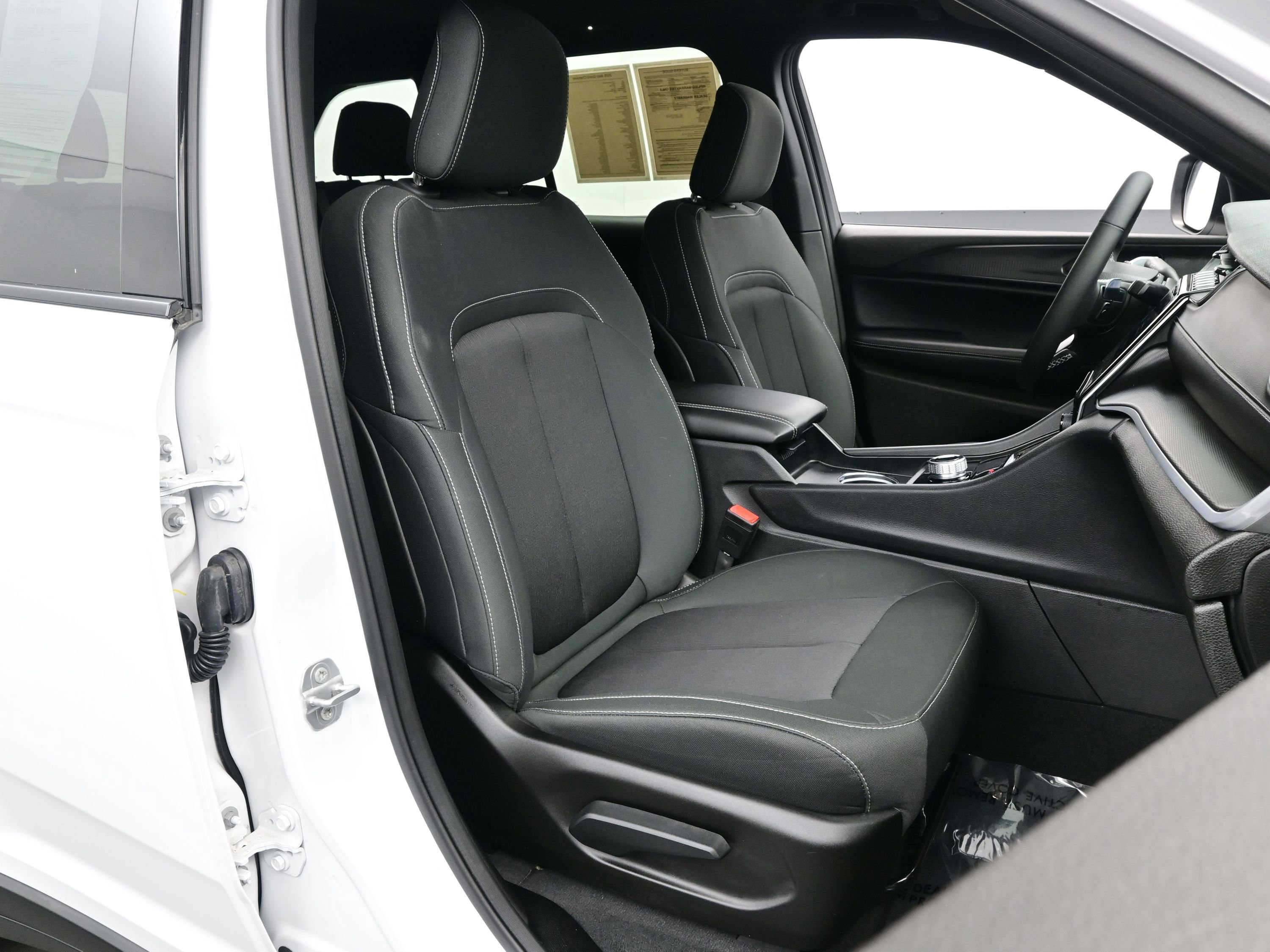 Used 2025 Jeep Grand Cherokee Laredo X w/ Luxury Tech Group I image 15